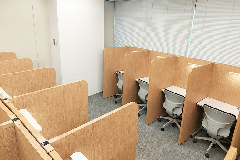 充実の学習環境:自習スペースは1人ひとり区切られた設計。しっかりと自分の勉強に集中できます!