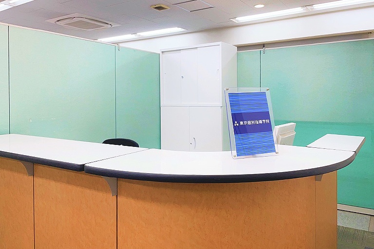 充実の学習環境:開放的な受付エントランス。ご質問・ご相談など、どんな小さなことでもお気軽にお声かけください。