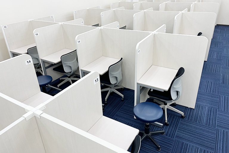 充実の学習環境:集中しやすいようパーテーションで区切られた授業ブース。