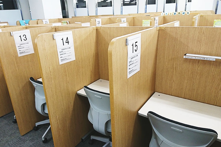 充実の学習環境:無料で使用できる自習席。集中しやすいと評判です。