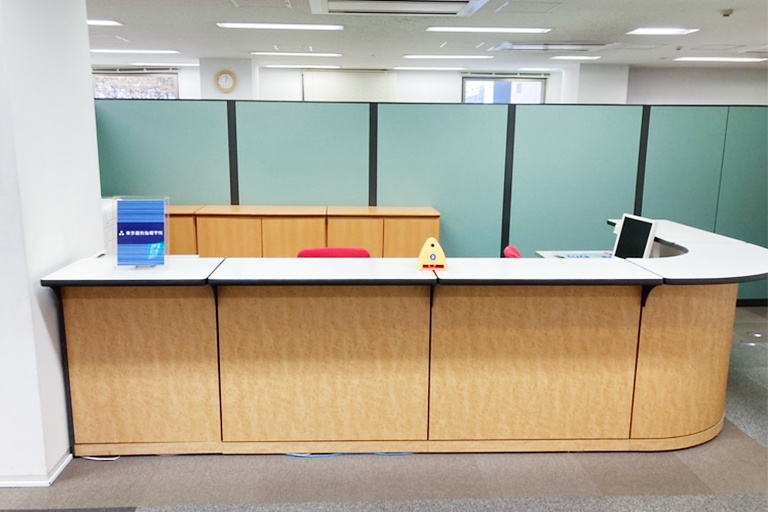 充実の学習環境:教室で何かわからないことがあれば、受付カウンターまでお気軽にご相談ください。