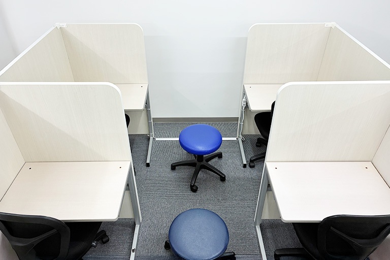 充実の学習環境:レッスンスペースは個別で区切られており、集中しやすい空間です!