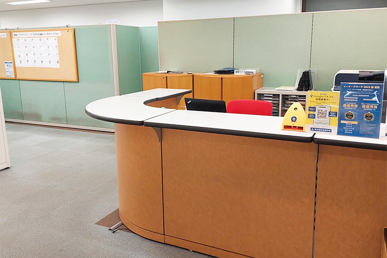 充実の学習環境:開放的な受付カウンター。ご質問・ご相談など、どんな小さなことでもお気軽にお声かけください
