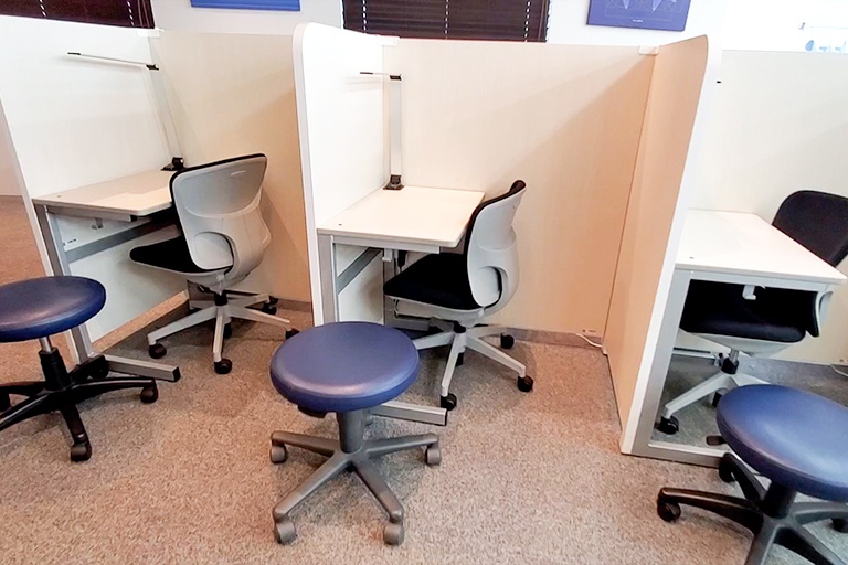 充実の学習環境:個別指導ブース。演習中も講師がいつも隣にいて、質問がしやすい環境です。