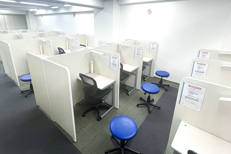 充実の学習環境:集中しやすいようパーテーションで区切られた席で、講師と二人三脚による授業を実施。