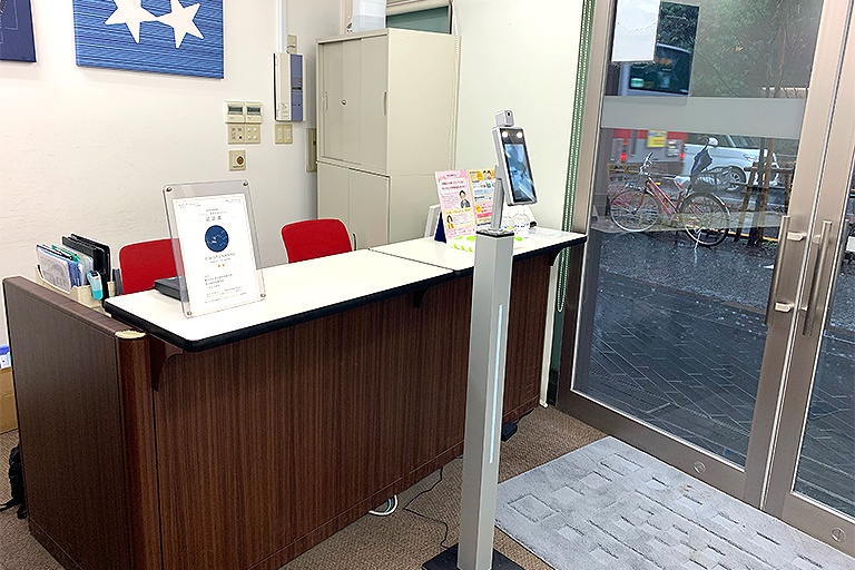 充実の学習環境:教室で何かわからないことがあれば、受付カウンターまでお気軽にご相談ください。