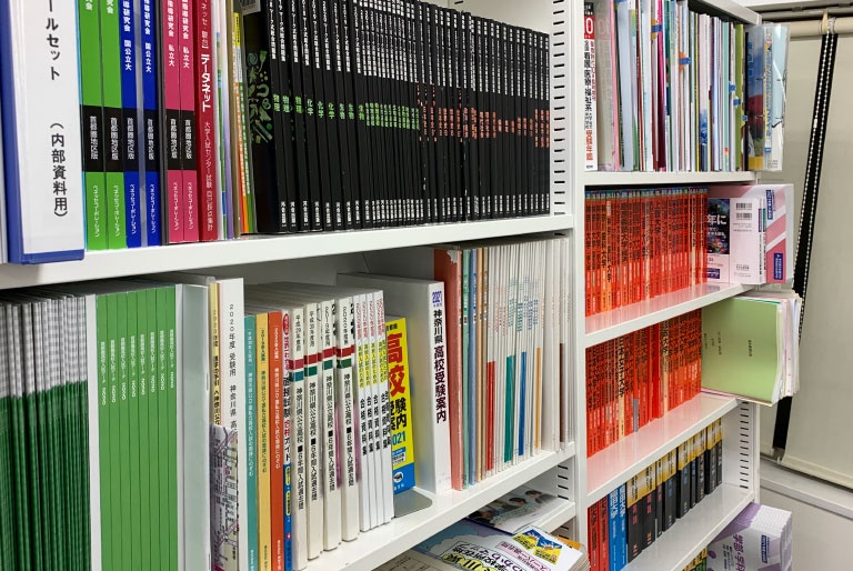 充実の学習環境:対応テキストは十分な種類・量を準備。お子さまの課題や目標に合わせて対応しています。