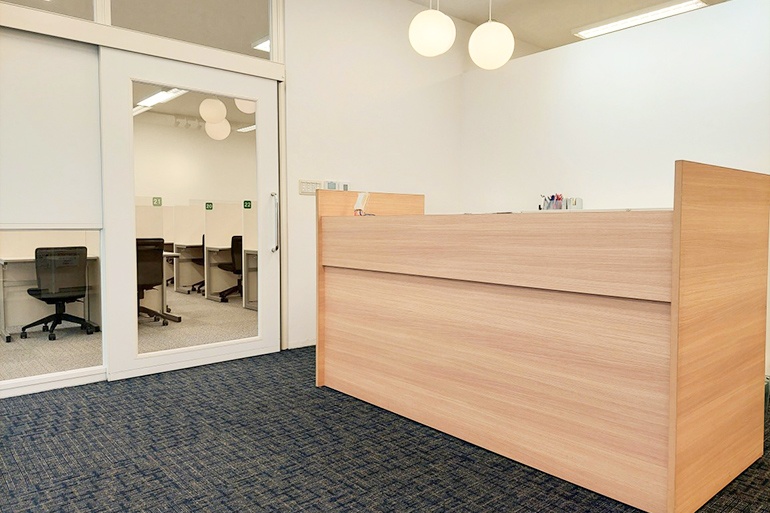 充実の学習環境:開放的な受付カウンター。ご質問・ご相談など、どんな小さなことでもお気軽にお声かけください