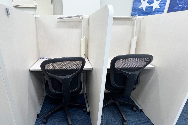 充実の学習環境:パーソナルに区切られた自習席。集中しやすいとご好評いただいています。