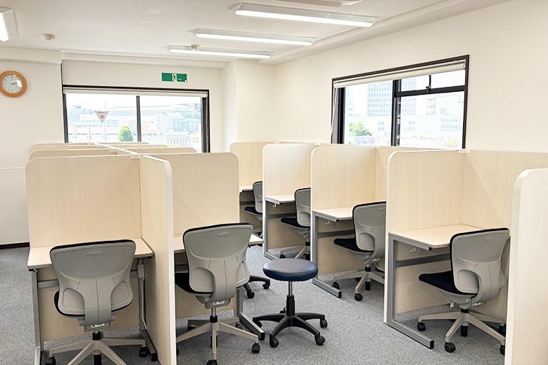 充実の学習環境:1:2の授業ブースでは先生や隣の席との距離をしっかり確保でき、解説と演習に集中できる環境です。