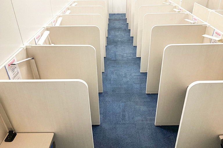 充実の学習環境:<高校生専門館>自習スペースは1人ひとり区切られた設計。しっかりと自分の勉強に集中できます!