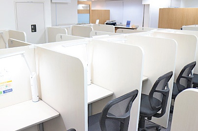 充実の学習環境:パーソナルに区切られた自習席。集中しやすいとご好評いただいています。