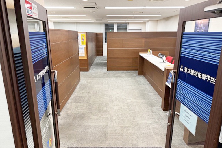 充実の学習環境:大船教室の入口はこちら。月曜から土曜日14:00~21:20で開校しています。※講習期は午前中より開講しています。