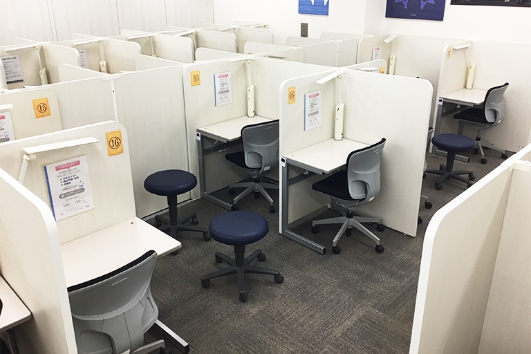 充実の学習環境:集中しやすいようパーテーションで区切られた授業ブース。