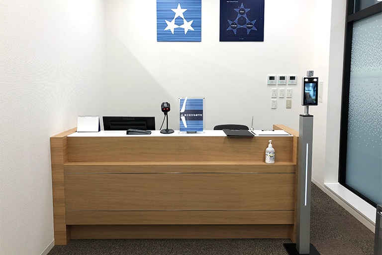 充実の学習環境:教室で何かわからないことがあれば、受付カウンターまでお気軽にご相談ください。