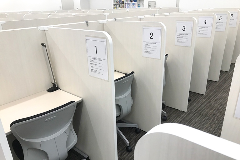 充実の学習環境:無料で使用できる自習席。集中しやすいと評判です。