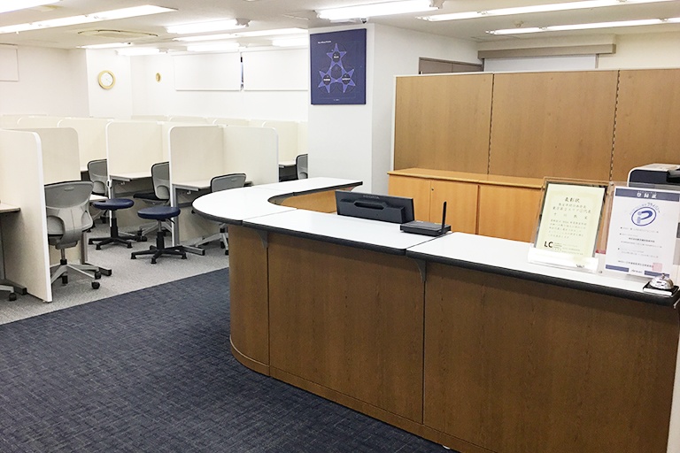 充実の学習環境:教室で何かわからないことがあれば、受付カウンターまでお気軽にご相談ください。