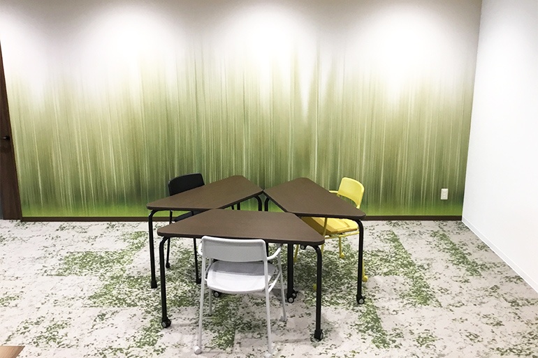 充実の学習環境:オープンな環境のフリースペース。お気軽にご質問・ご相談などをしていただけます。