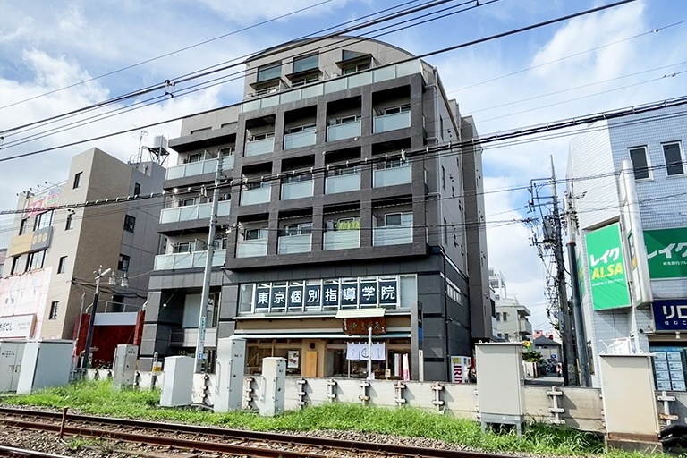 充実の学習環境：教室はこちらの建物の2階。千歳烏山駅近くの通いやすい立地です。