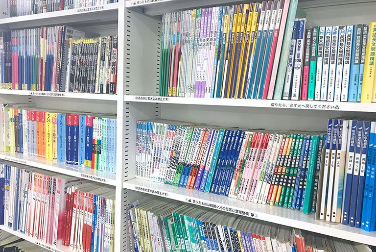 充実の学習環境:対応テキストは十分な種類・量を準備。お子さまの課題や目標に合わせて対応しています。