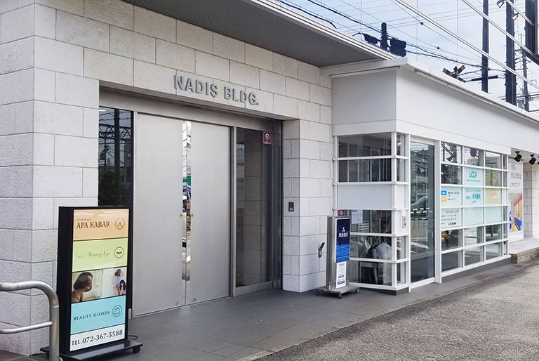 充実の学習環境:教室はこちら。安心・安全の立地です。