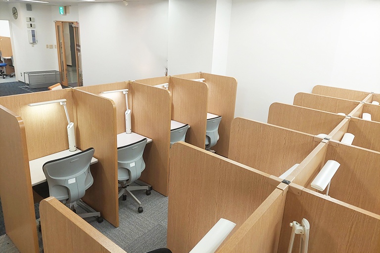 充実の学習環境:自習席は14:00~21:20の時間で予約なくお使いいただけます(休校日を除く)