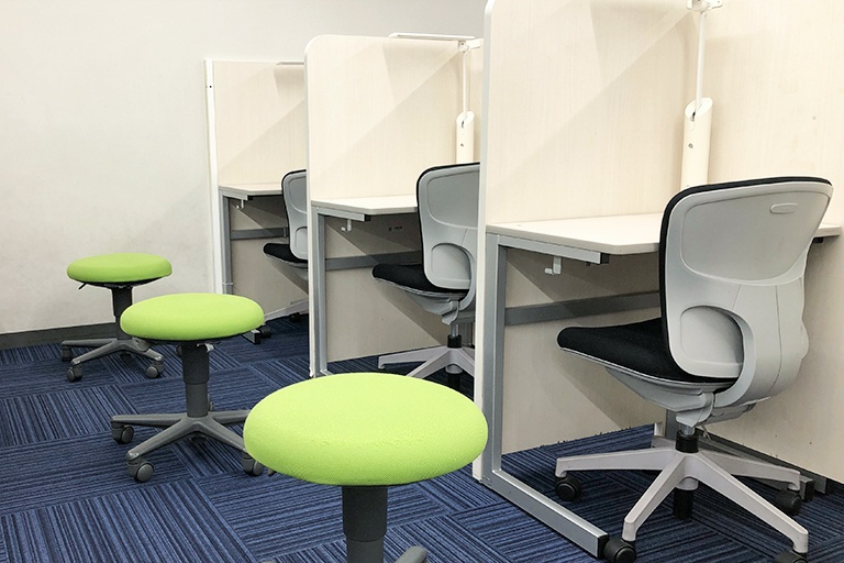 充実の学習環境:個別指導ブース。演習中も講師がいつも隣にいて、質問がしやすい環境です。