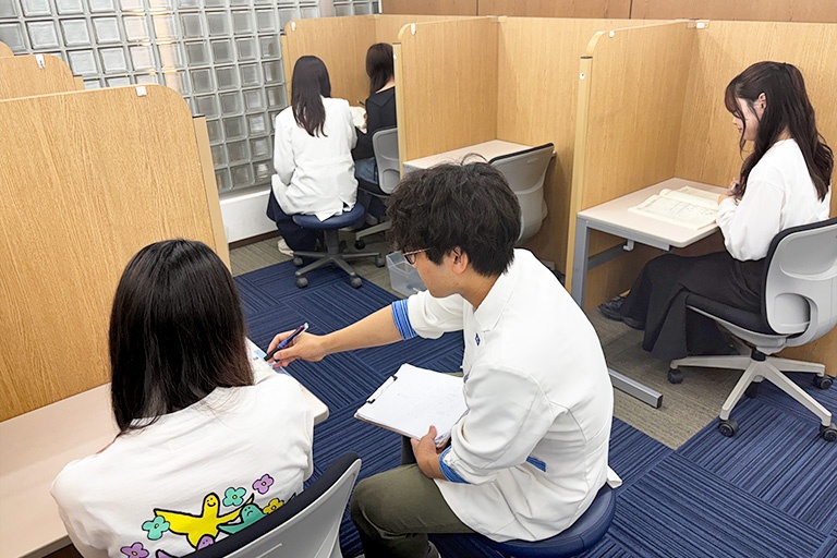 充実の学習環境:演習中は講師がいつも隣にいて、質問がしやすい環境です。