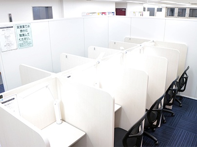充実の学習環境:無料で使用できる自習席。集中しやすいと評判です。