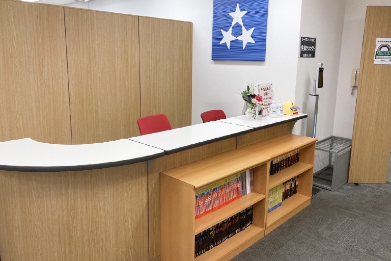 充実の学習環境:明るく清潔なエントランス。小さなことでもお気軽にご質問・ご相談ください。