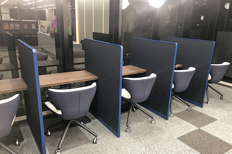 充実の学習環境:授業前の隙間時間でも、集中して勉強ができるパブリックスペースを完備。