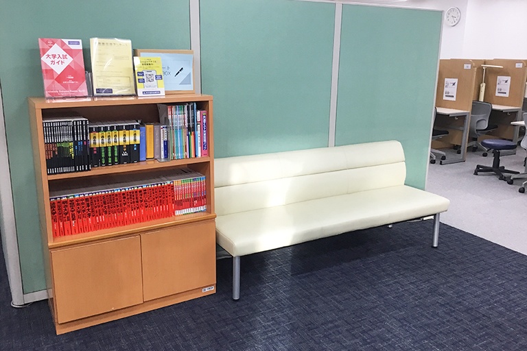 充実の学習環境:オープンな環境のフリースペース。生徒のお迎えの際はこちらでお待ちいただくことも可能です。