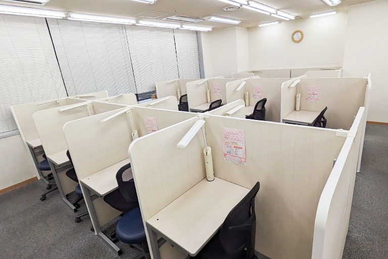 充実の学習環境:集中しやすいようパーテーションで区切られた授業ブース。