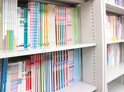 充実の学習環境:対応テキストは十分な種類・量を準備。お子さまの課題や目標に合わせて対応しています。