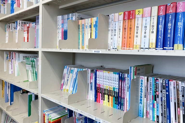 充実の学習環境:対応テキストは十分な種類・量を準備。お子さまの課題や目標に合わせて対応しています。