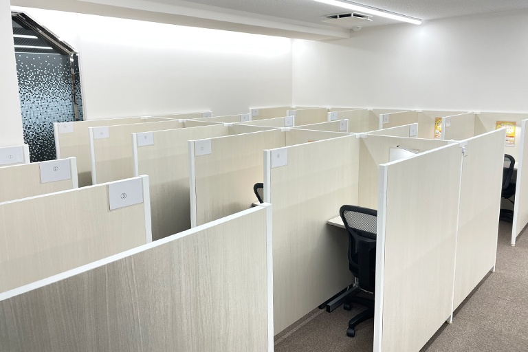 充実の学習環境:自習スペースは1人ひとり区切られた設計。しっかりと自分の勉強に集中できます!