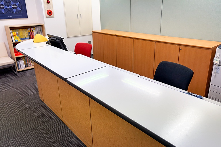 充実の学習環境:明るく清潔なエントランス。小さなことでもお気軽にご質問・ご相談ください。