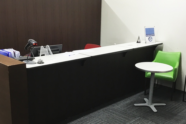 充実の学習環境:定期テストや進路に関するご相談など、カウンターでいつでも受け付けています。