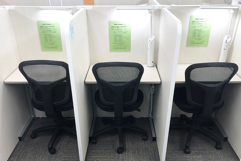 充実の学習環境:無料で使用できる自習席。集中しやすいと評判です。