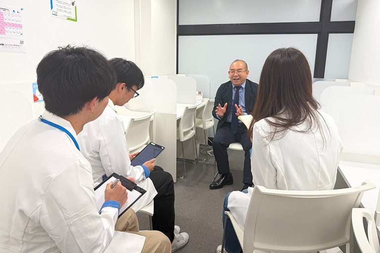 充実の学習環境:お子さま1人ひとりに合ったレッスンを実施するために、コーチ同士のミーティングが毎日実施されています。