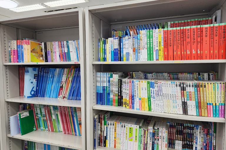 充実の学習環境:対応テキストや問題集は、多種多様。お子さまの課題や目標に合わせて対応しています。