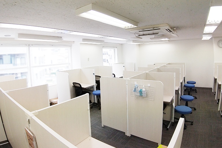 充実の学習環境:個別指導ブース。演習中も講師がいつも隣にいて、質問がしやすい環境です。