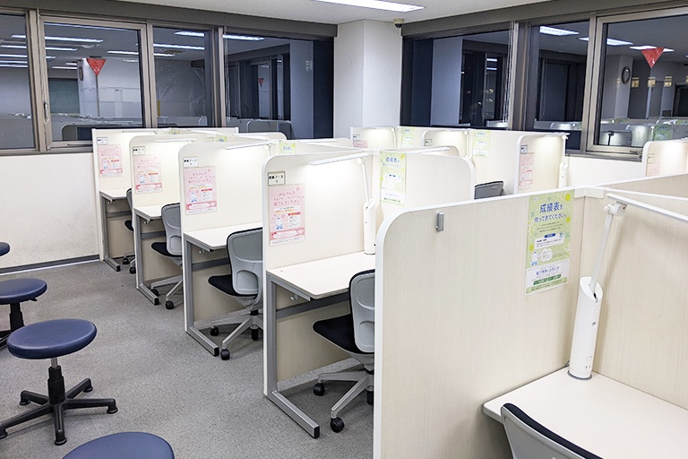 充実の学習環境:集中しやすいようパーテーションで区切られた授業ブース。