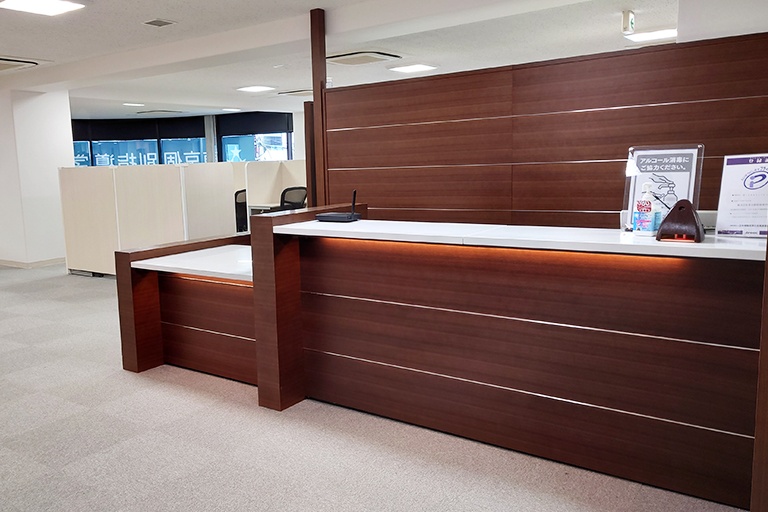 充実の学習環境:開放的な受付カウンター。ご質問・ご相談など、どんな小さなことでもお気軽にお声かけください