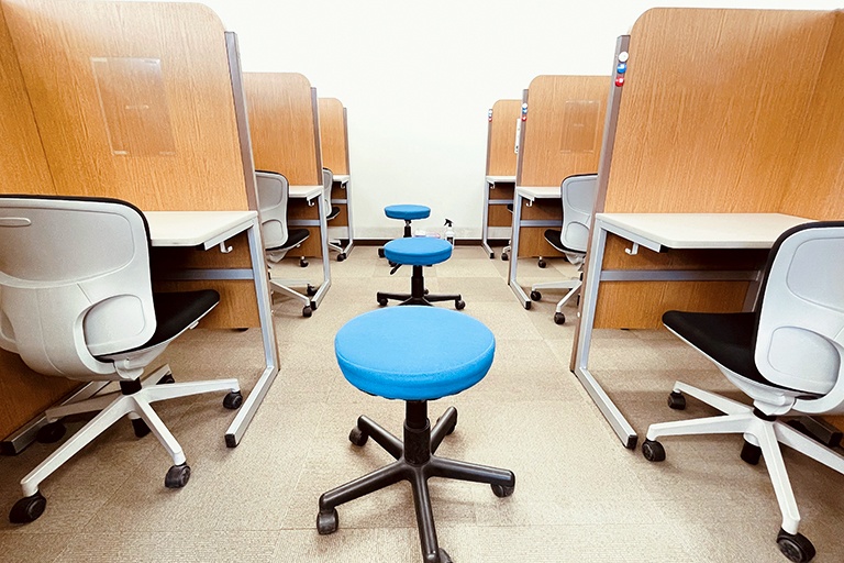 充実の学習環境:個別指導ブース。演習中も講師がいつも隣にいて、質問がしやすい環境です。