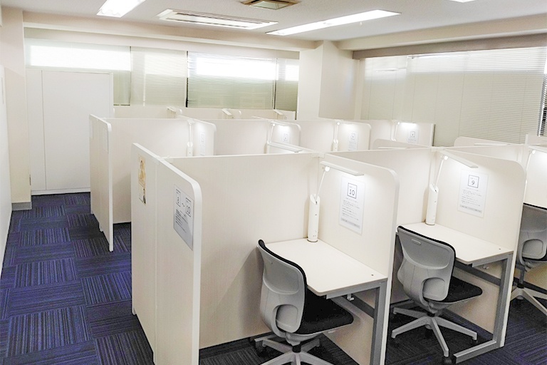 充実の学習環境:個別指導ブース。演習中も講師がいつも隣にいて、質問がしやすい環境です。