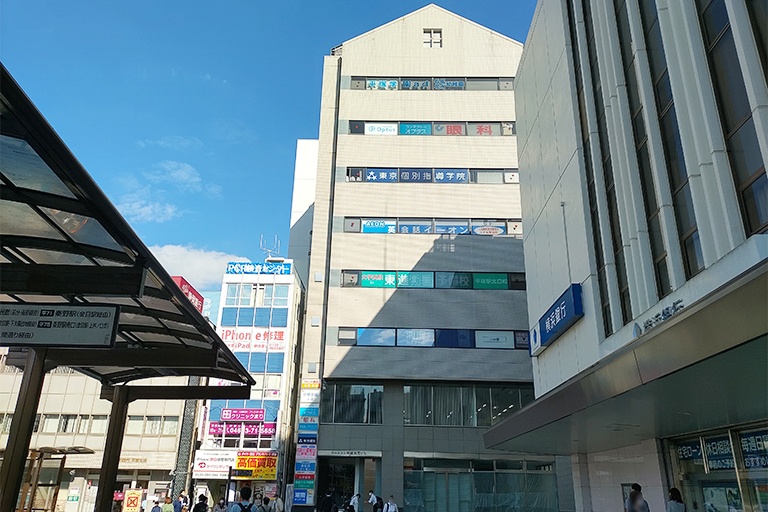 教室はこちらの建物の6階。JR平塚駅近くの通いやすい立地です。