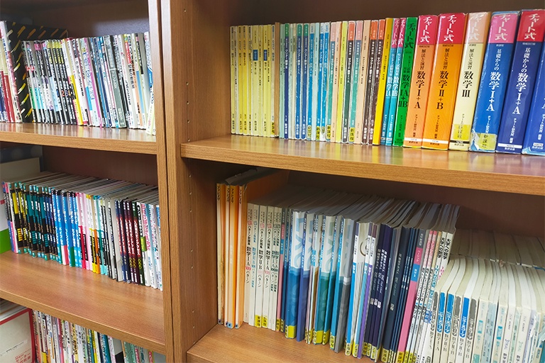 充実の学習環境:対応テキストは十分な種類・量を準備。お子さまの課題や目標に合わせて対応します。