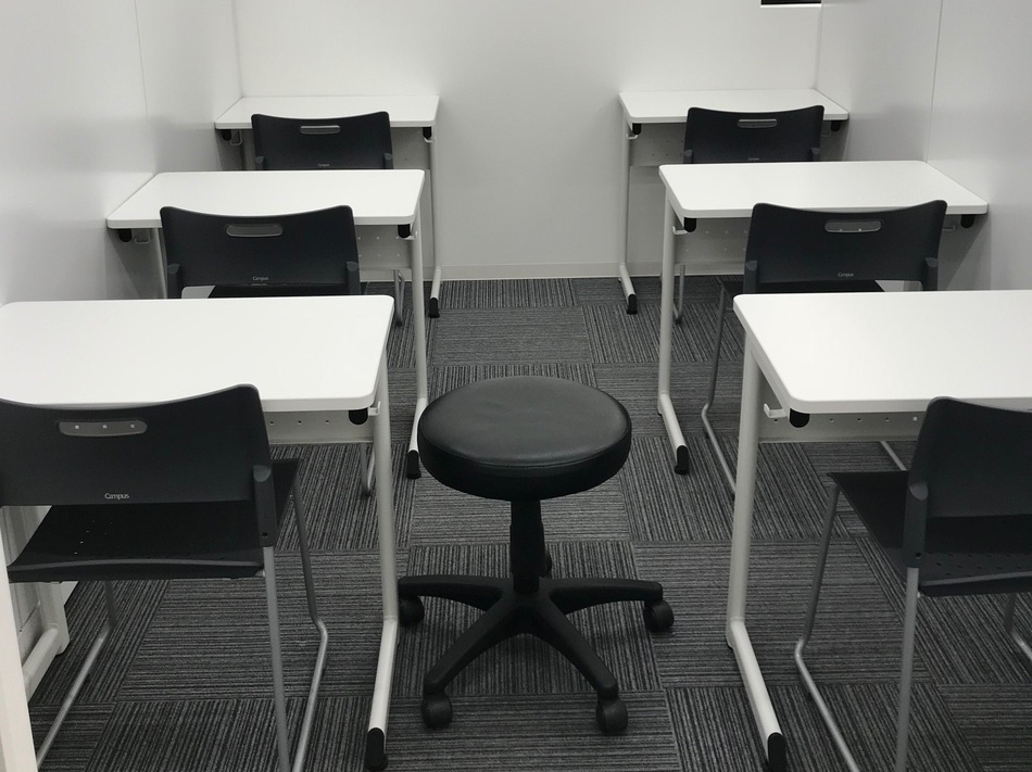 充実の学習環境:明るくきれいなレッスンブース。困ってもコーチがすぐに気づいて声をかけます!