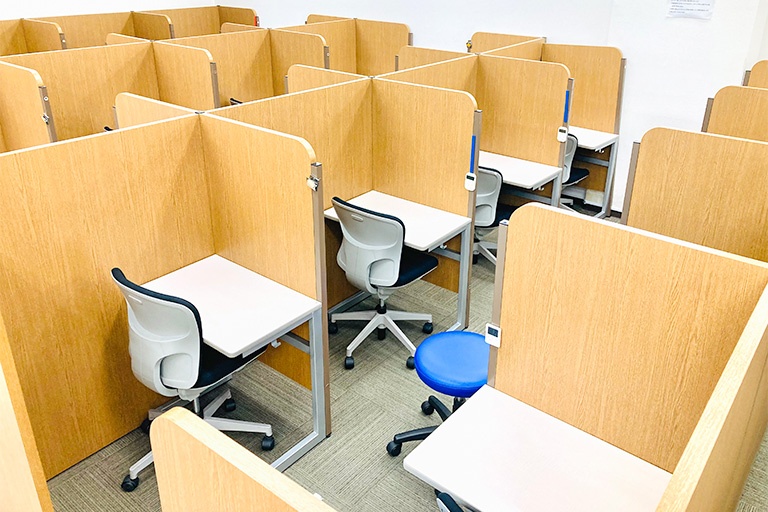 充実の学習環境:個別指導ブース。演習中も講師がいつも隣にいて、質問がしやすい環境です。